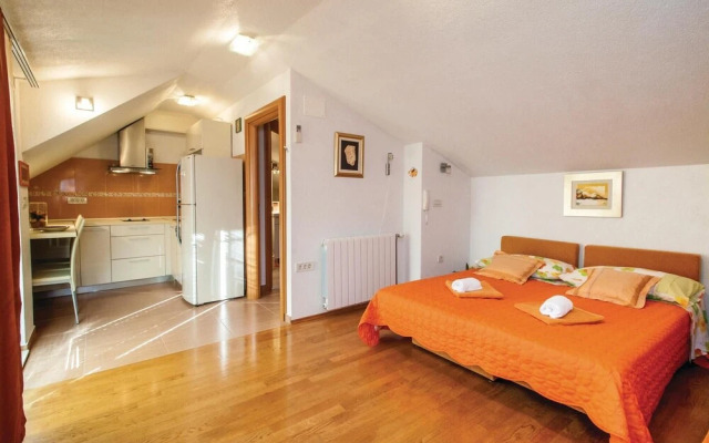 Stunning Home in Podstrana With Jacuzzi, Wifi and 4 Bedrooms