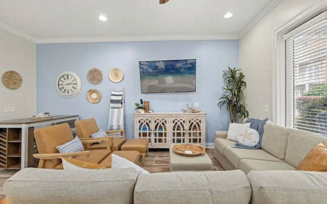 Escape to Sand Dollar Holler: Coastal Retreat, 3 Beds, 2.5 Baths, Sleeps 10!