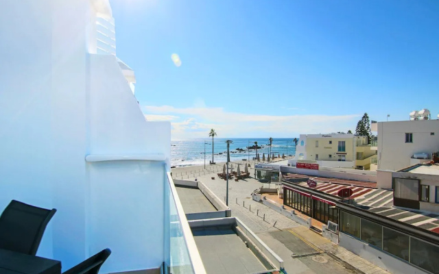 Phaedrus Living: Seaside Residence Lighthouse 70