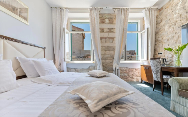 Antique Split Luxury Rooms