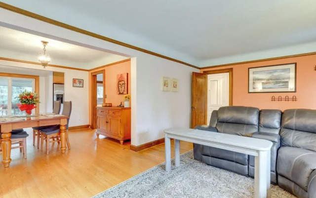 Charming Tudor-style Apt Near Green Lake!