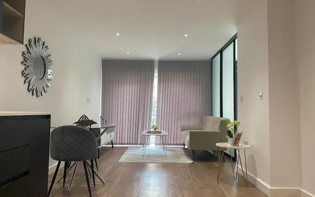 Sunny Gardens 3-bed Apartment in London