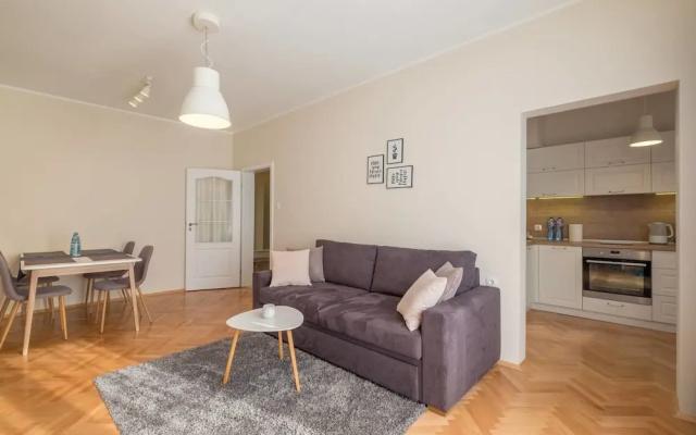 FM Deluxe 2-BDR Apartment with Balcony - Zaimov Park