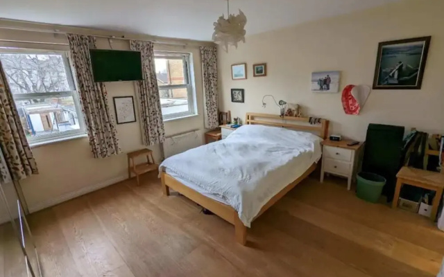 Cheerful 4 Bedroom Home in the Heart of London