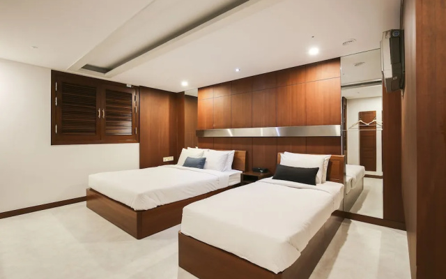 Themepark Tourist Hotel