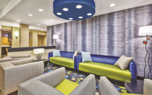 La Quinta Inn & Suites by Wyndham Niagara Falls