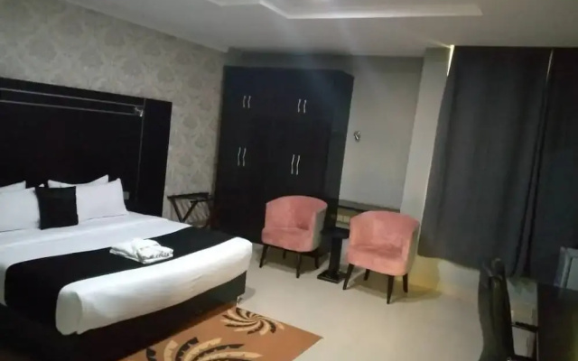 Monarchs Luxury Palace Hotel