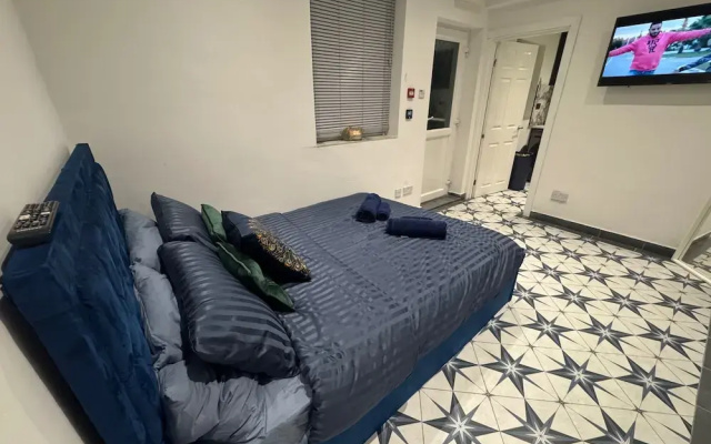 Central Location - Apartment - Sleeps 2 - Parking