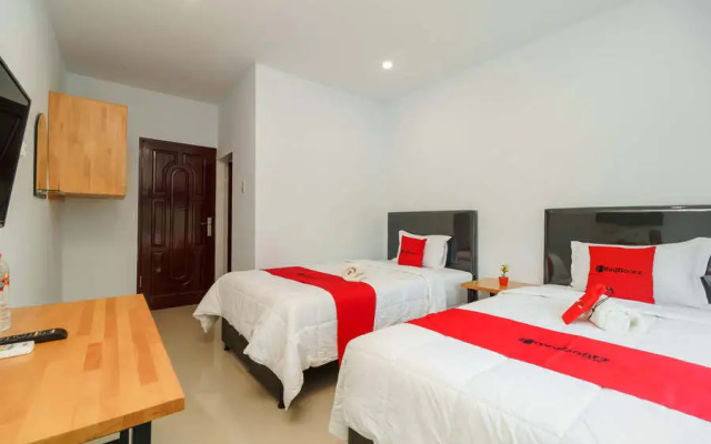 RedDoorz Plus near Kualanamu International Airport 2