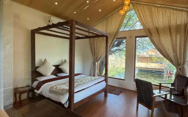 1 BR Houseboat in Nigeen Lake, Srinagar, by GuestHouser (7FFB)