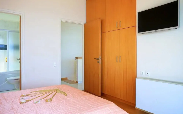 Seafront home 4' walk to private beach