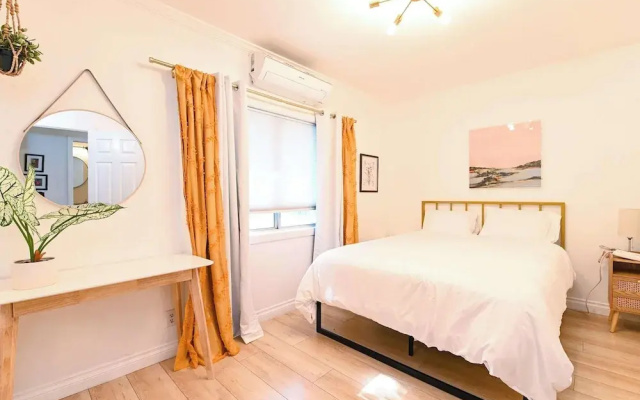 Immaculate 3bdr Private Bungalow, Walk to Beach!