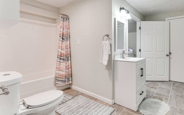 Near Bruce's Field, Downtown & Hospital! Cozy Unit