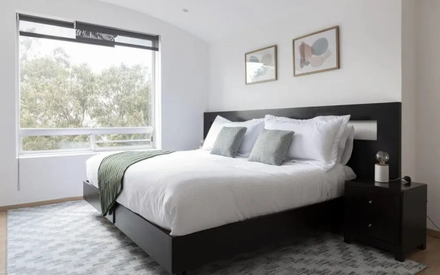 Deluxe Condo With GYM and Garden Near La Mexicana Park
