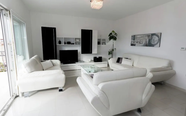 Beautiful Modern Apartment with Balcony And Stunning Sea View