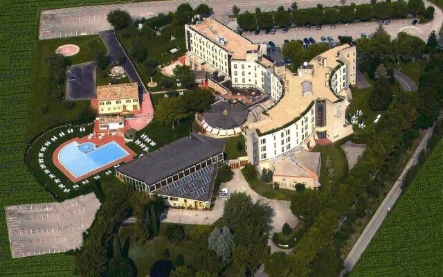 Hotel Federico II Джези вид на фасад