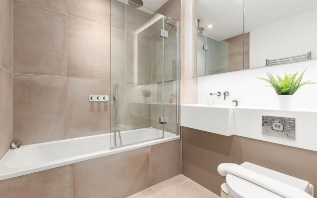 Luminous 2 Bed Balcony Flat in Islington