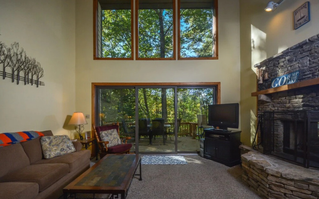 Lake Shore Retreat 5 Bedroom House