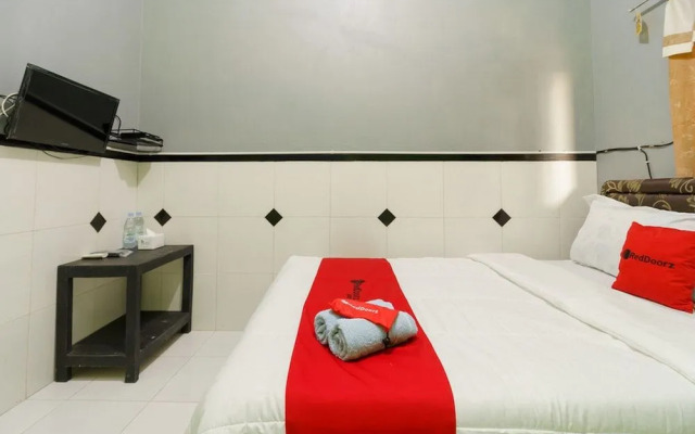 RedDoorz Syariah near Ciledug Station