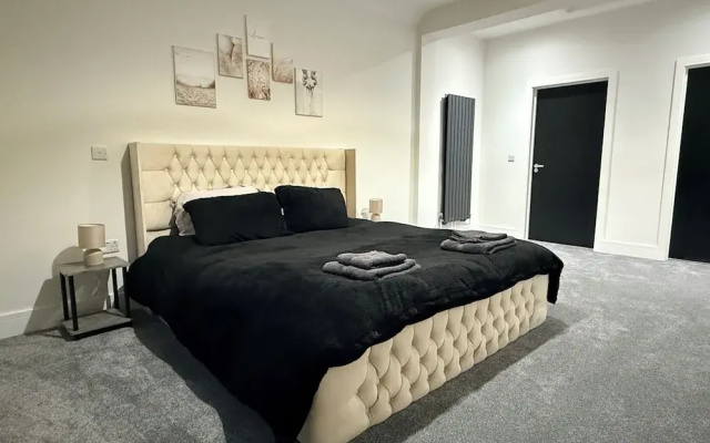 Luxury Home 5 Bedroom 3 Bathroom Games Room Parking