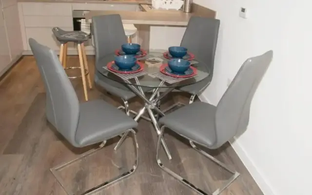 TMS Beautiful 2BR Apartment! Ensuite! Lakeside