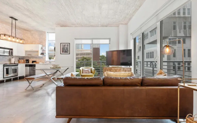 Stylish City Loft Downtown Steps to Bayfront Park