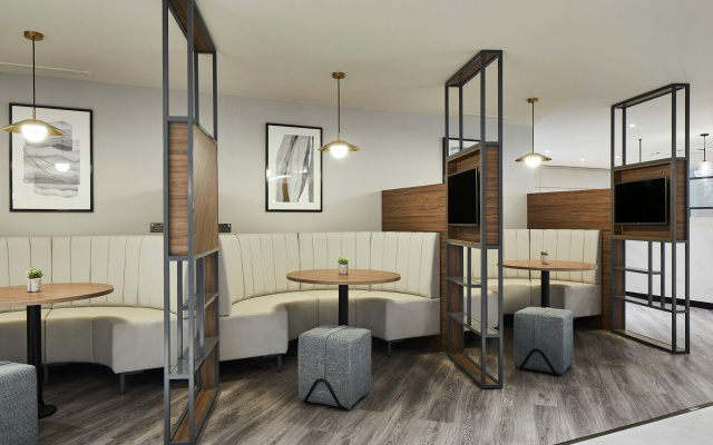 Courtyard by Marriott London Heathrow Airport