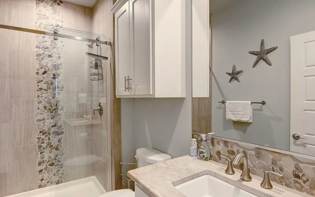 Saltwater Hippie 3 Bedroom Condo by Redawning