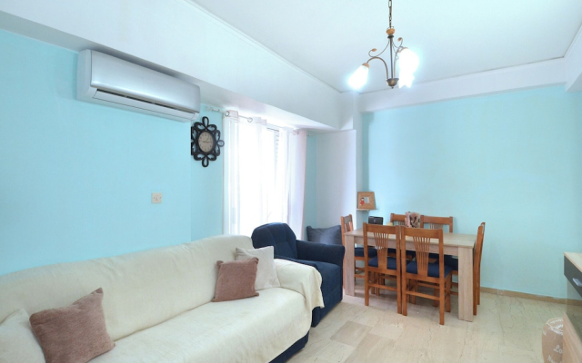 A cute & comfortable 2 bedroom apartment