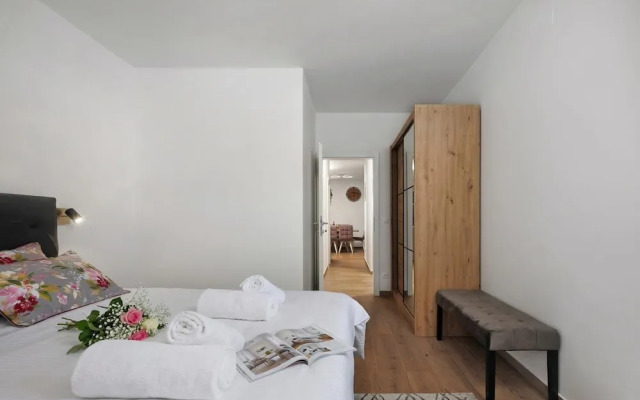 Seafront Apartment Nana