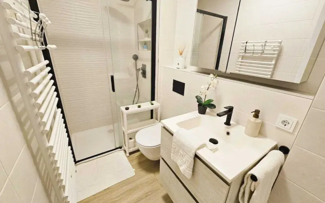 Central 2BR Flat w terrace&parking