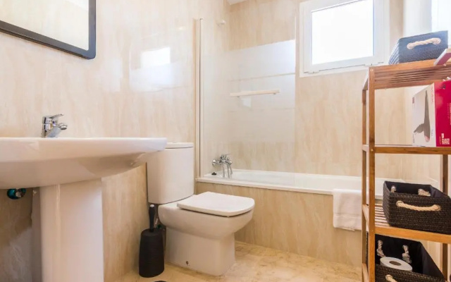 2197-Superb 2bedrooms in residence with pool!