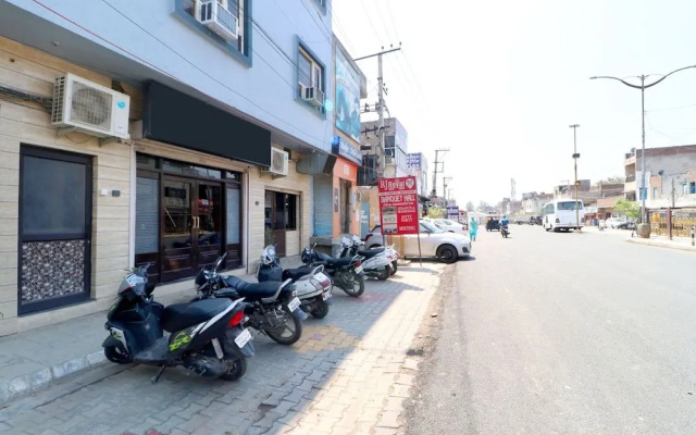 Oyo 39626 Rj Royal Guest House