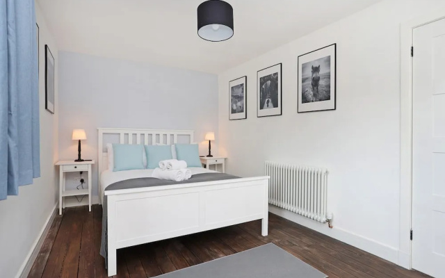 JOIVY Contemporary Royal Mile Apartment W/Balcony