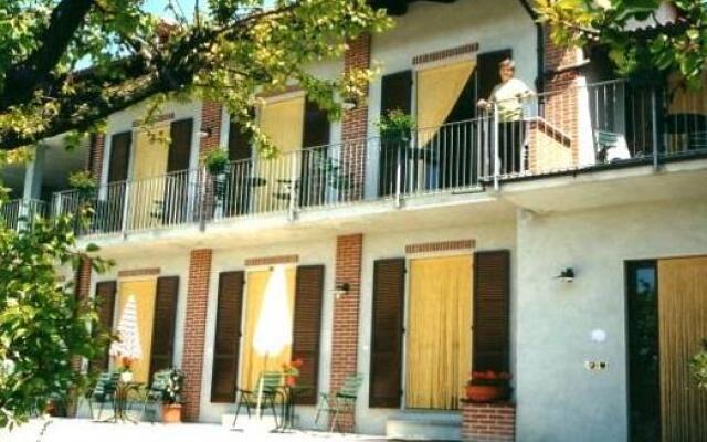 Отель Agriturismo Le Viole Здание Barolo вид на фасад