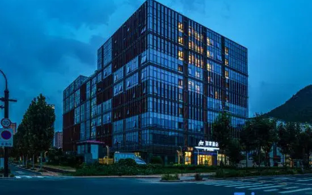 Rujia YUNIK Esports Hotel (Jinan Changqing University City Branch)