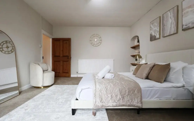 Spacious 3BR Flat in Cowbridge Centre