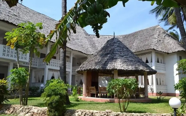 Room in Guest Room - Ascot Residence Only 2 min Walk to the White Sandy Beach