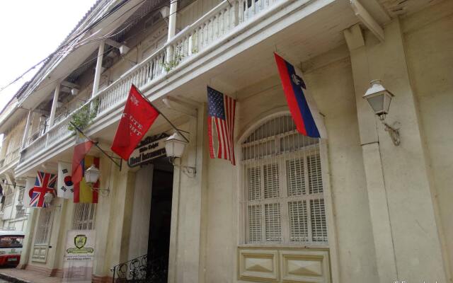Отель White Knight Hotel Intramuros Филиппины, Манила - 3 отзыва об отеле, цены и фото номеров - забронировать отель White Knight Hotel Intramuros онлайн вид на фасад