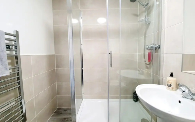 Gorgeous, Light & Airy Apartment in the Heart of the West End, Close to SEC and Hydro