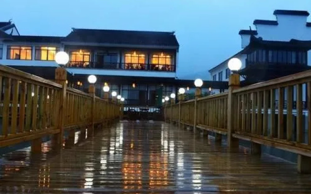 Luxiang Gucun Holiday Hotel