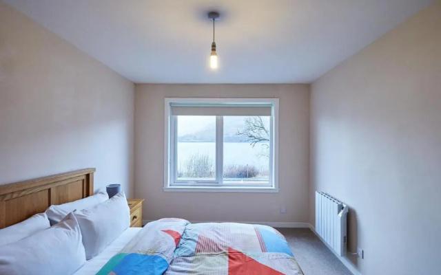 Etive, Beautiful Lochside Apartment with balcony