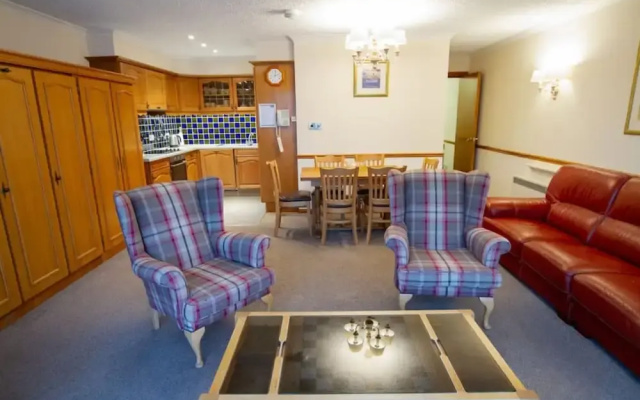 Loch Rannoch Highland Club Red Squirrel Lodge 02