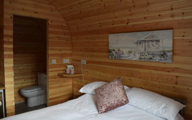 Impeccable1 Double bed Cabin in Poole With Hot Tub