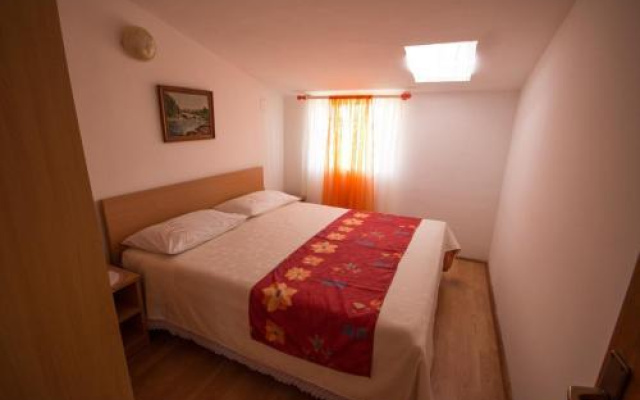 MARA House with Apartments