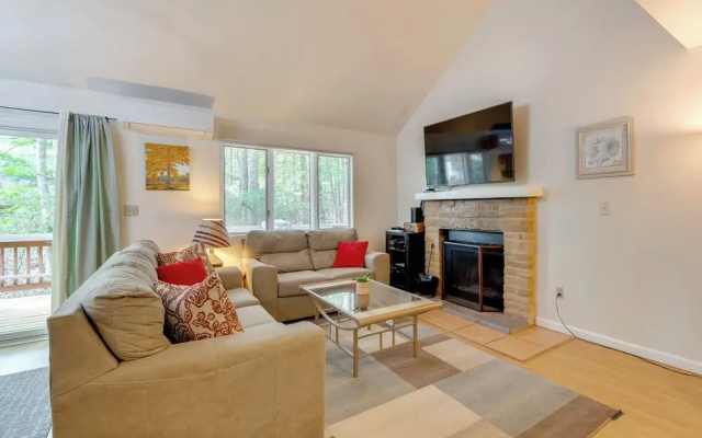 Near Skiing & Lakes: Contemporary Poconos Townhome