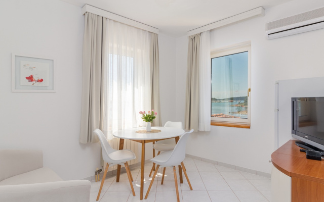 Apartment Escape - 20 m from sea: White Medulin, Istria
