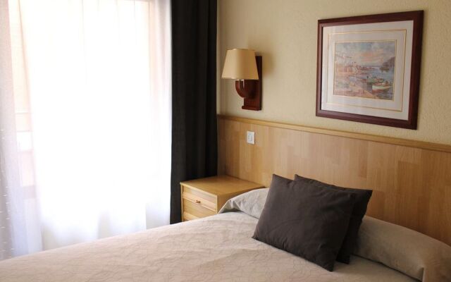 Отель Hostal Regina Испания, Бланес - отзывы, цены и фото номеров - забронировать отель Hostal Regina онлайн комната для гостей