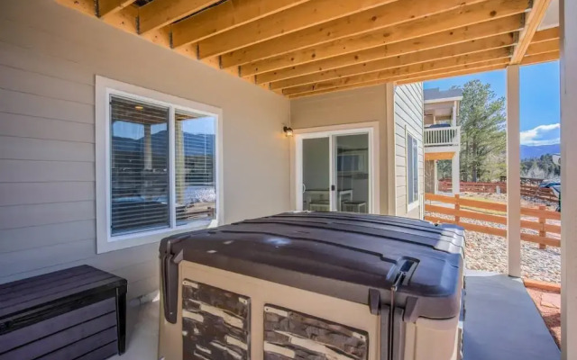 Lakeside Mountain Spectacular! Hot-tub-luxurious