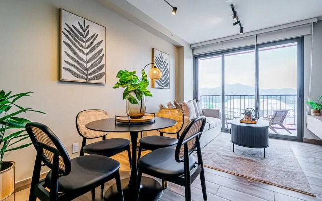 w Regal 1BR w Great Deco in Centriqo
